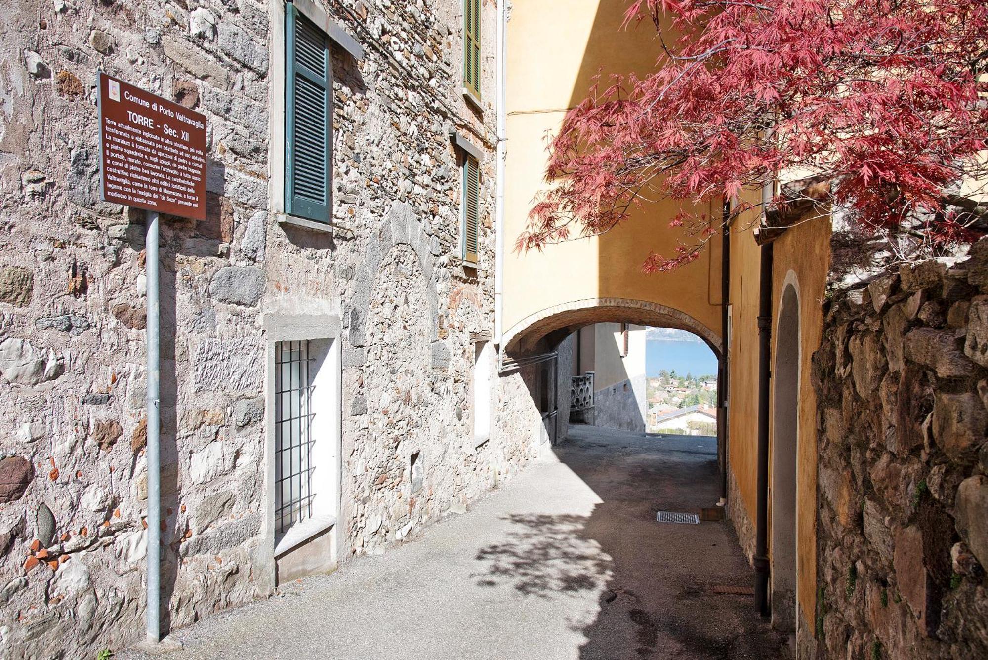 La Vecchia Torre Appartement Porto Valtravaglia Buitenkant foto
